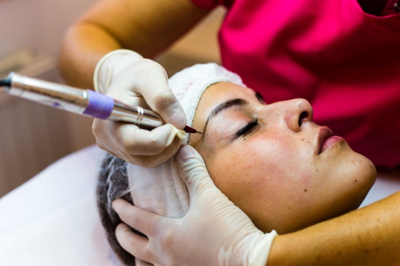 Permanent Make-up der Augenbrauen