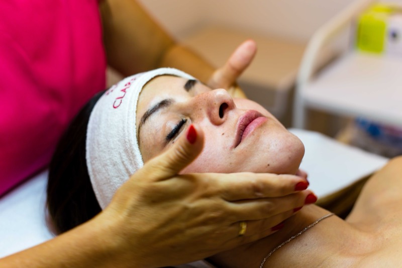 Gesichtsmassage während einer Behandlung