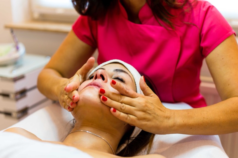 Gesichtsmassage während einer Behandlung